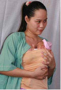 KANGAROO MOTHER CARE: LIỆU PHÁP MẦU NHIỆM  CHO TRẺ SINH THIẾU THÁNG